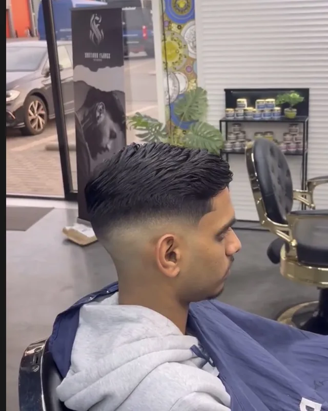 Krullen met scherpe contouren en taper fade